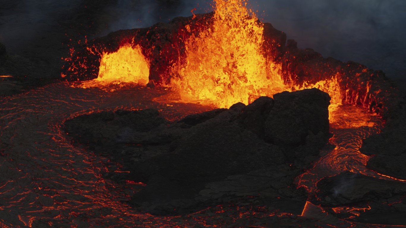 Обявиха извънредно положение след ново изригване на вулкана на полуостров Рейкянес (снимки)