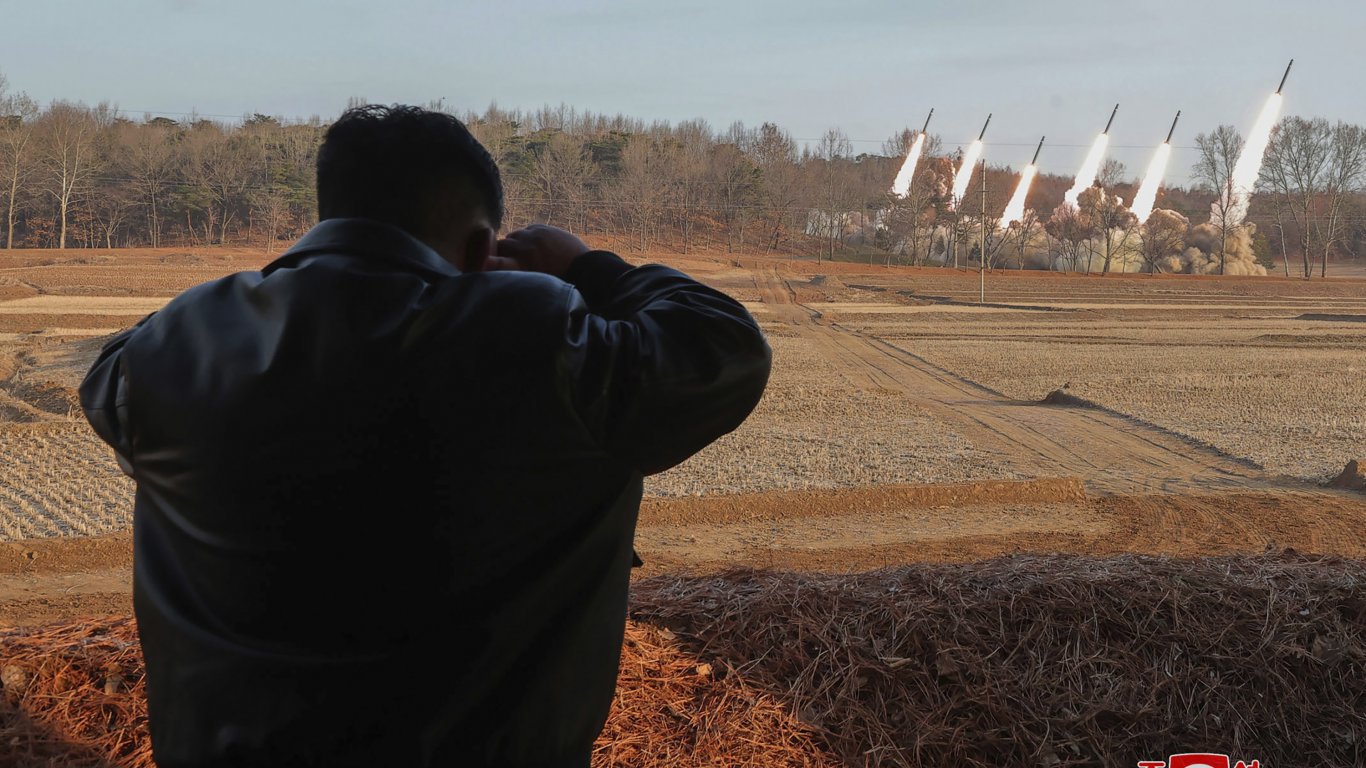 Ким Чен-ун наблюдава изпитания на ракетни установки, способни да поразят Сеул (снимки)