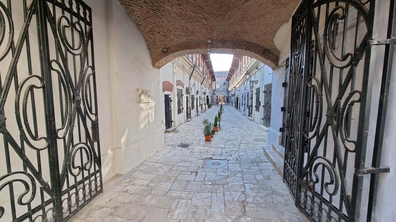 "Ханът с липите" в Букурещ, построен от двама българи, се продава за 1 650 000 евро