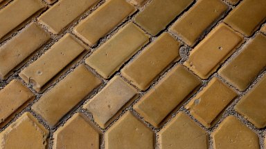 Четири месеца след пренареждането на жълтите павета в понеделник започна