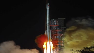 Китай изстреля в космоса спътник за предстоящи лунни мисии