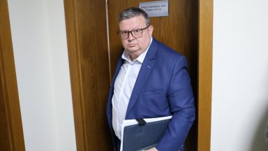 Цацаров който в момента е завеждащ отдел във Върховната прокуратура е