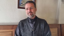 Стачкуващият отец Иван е приет в реанимация заради обезводняване