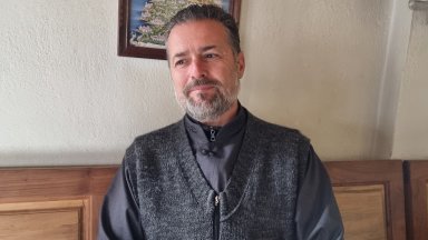 От болницата обявиха че състоянието на свещеника е стабилно и