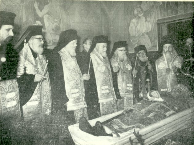 Митрополитите отслужват опелото на патриарх Кирил