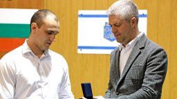 Кметът на Варна отличи полицай, разкрил над 10 престъпления за три месеца
