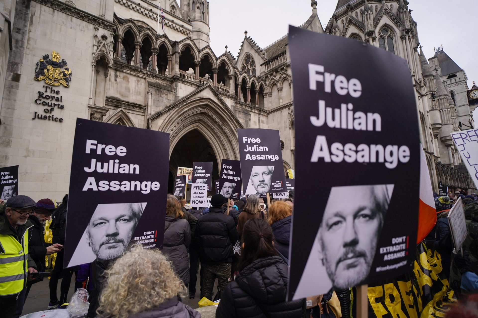 Поддръжници на Джулиан Асандж протестират пред Върховния съд на Обединеното кралство на 20 март 2024 г.