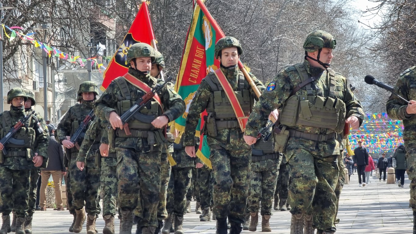 Български военен контингент заминава на мисия в стабилизиращите сили на НАТО в Косово (снимки)