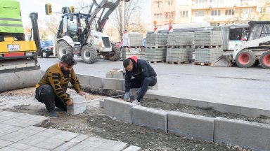 На място са стоварени строителните материали и работници усилено редят