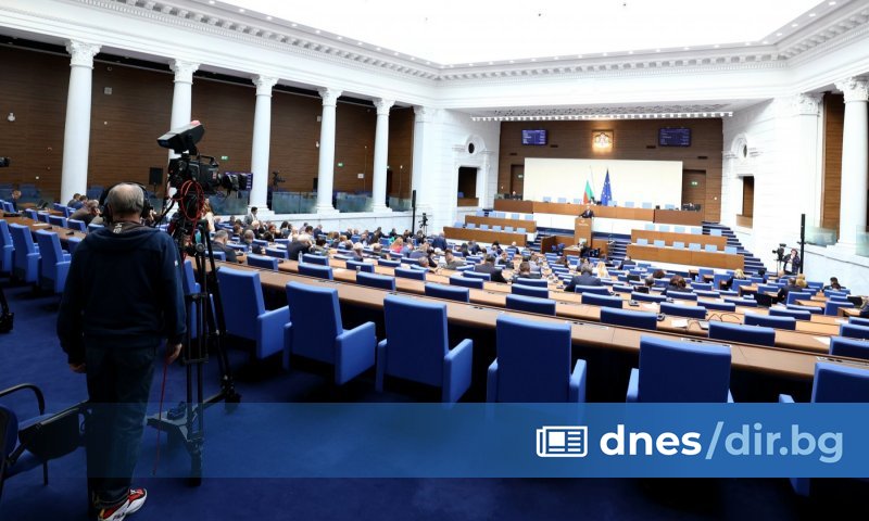 Промените са внесени от народните представители Теменужка Петкова, Йордан Цонев,