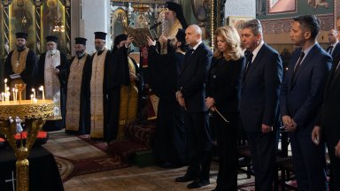 Радев заедно с вицепрезидента Илияна Йотова присъства днес в Батак