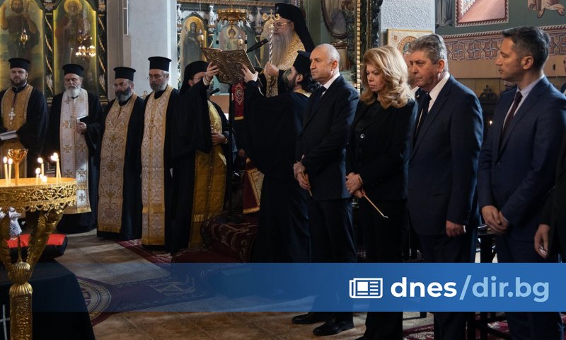 Радев, заедно с вицепрезидента Илияна Йотова, присъства днес в Батак