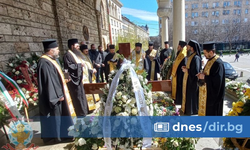 Заупокойното последование бе предстоявано от наместник-председателя на Българската православна църква