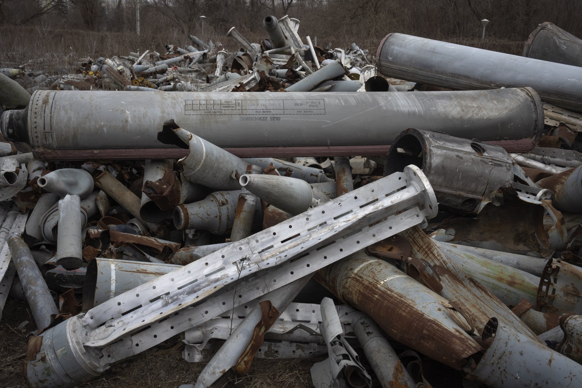 Фрагменти от руски ракети, събрани за нуждите на разследване на военните престъпления на Русия в украинския град Харков, 18 март 2024 г.