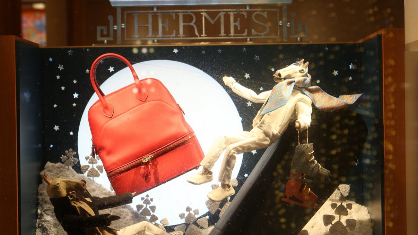 Съдят Hermes, защото продавала прочутите си чанти само на "смятани за достойни"