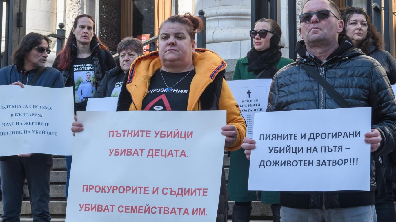 Протест пред Съдебната палата преди делото за смъртта на Светомира от Шумен (снимки)