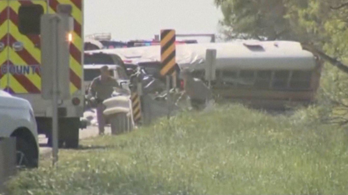 Училищен автобус с повече от 40 деца катастрофира в Тексас, има двама загинали