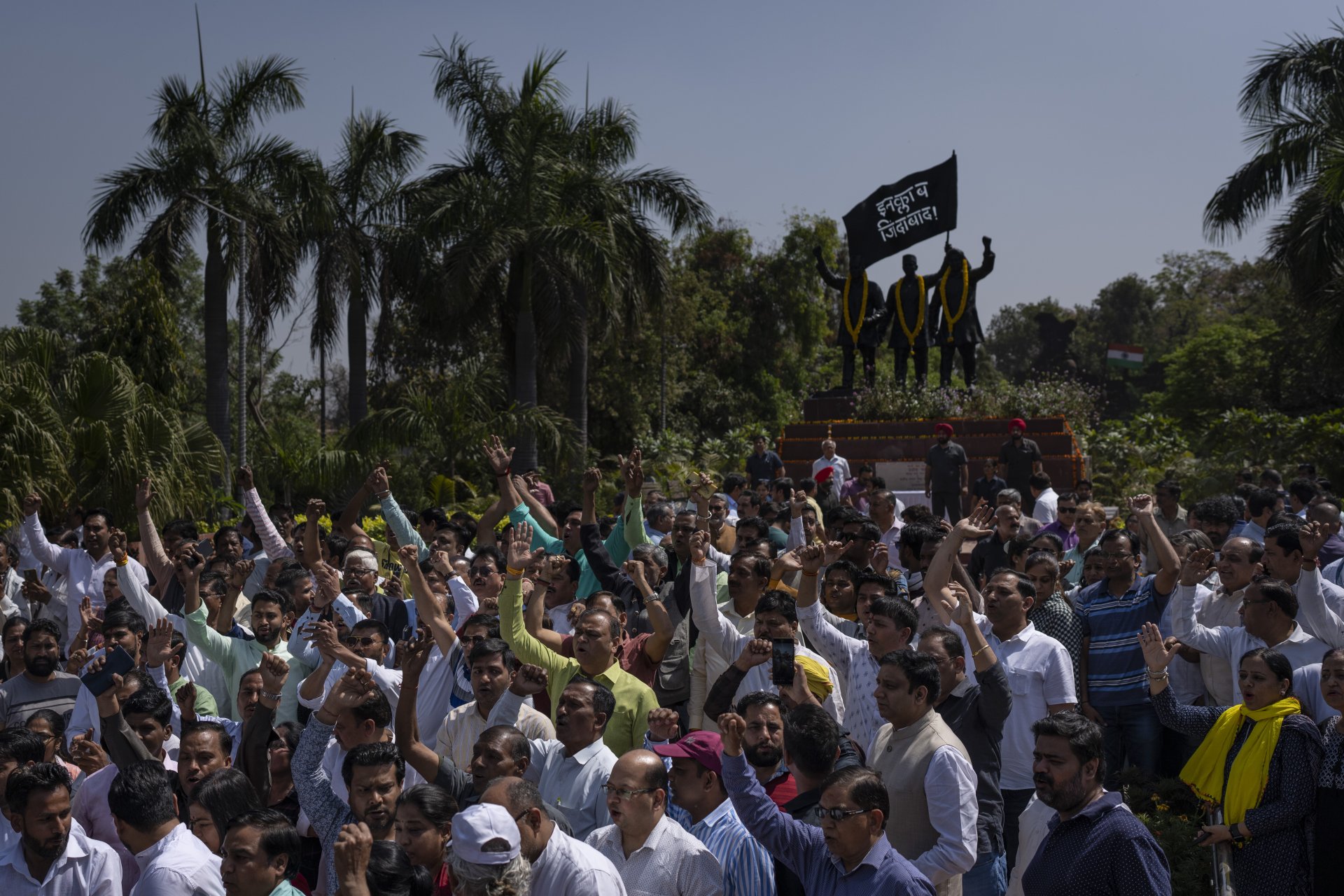 Поддръжници на Арвинд Кеджривал протестират срещу ареста му в индийската столица Делхи, 23 март 2024 година