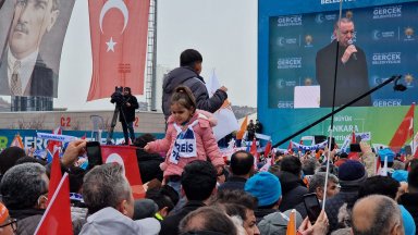 Обещания и критики: Ердоган участва в многохиляден предизборен митинг в Анкара 