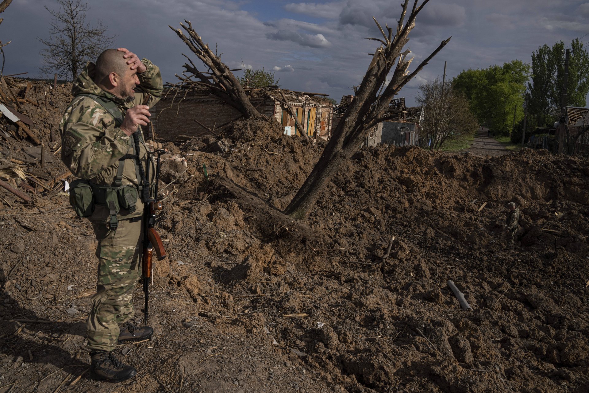 Украински военен инспектира обект след въздушен удар на руските сили в Бахмут, 10 май 2022 г.