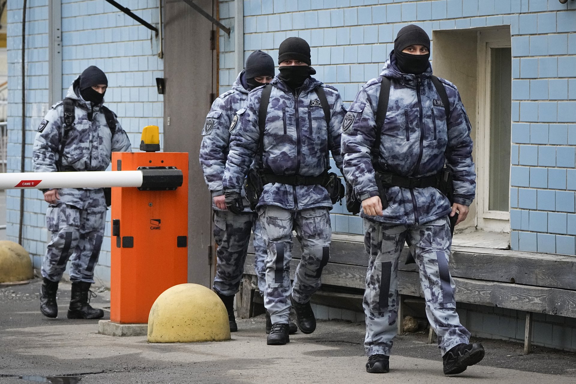 Руски полица обикалят по улиците на московски квартал, 24 март
