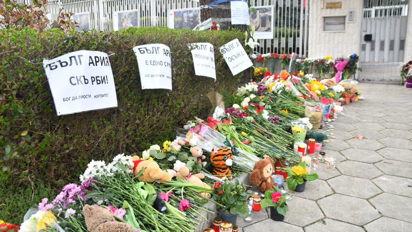 Българи оставят цветя пред руското посолство в памет на жертвите на атентата (видео/снимки)
