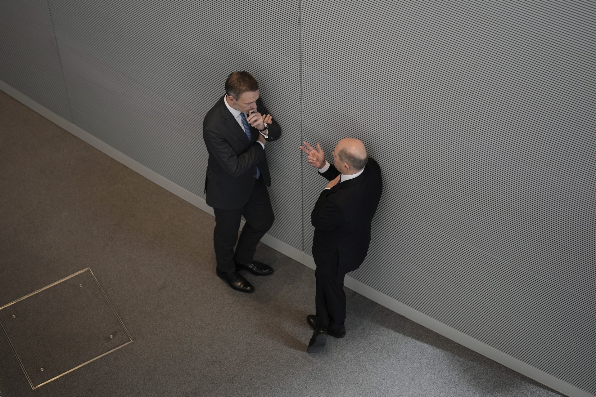 Германският финансов министър Кристиан Линднер разговаря в канцлера Олаф Шолц в кулоарите на Бундестага