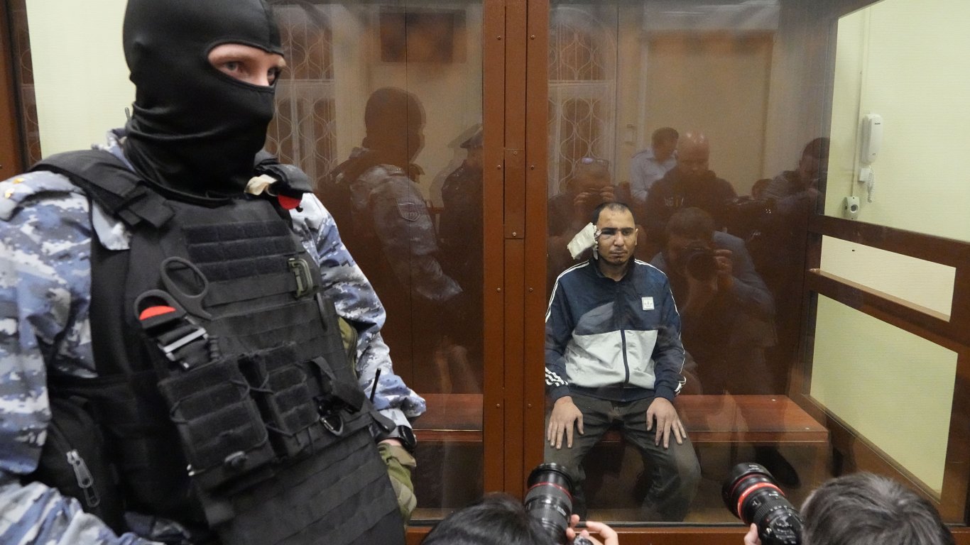 Двама от обвинените за атентата в Москва се признаха за виновни
