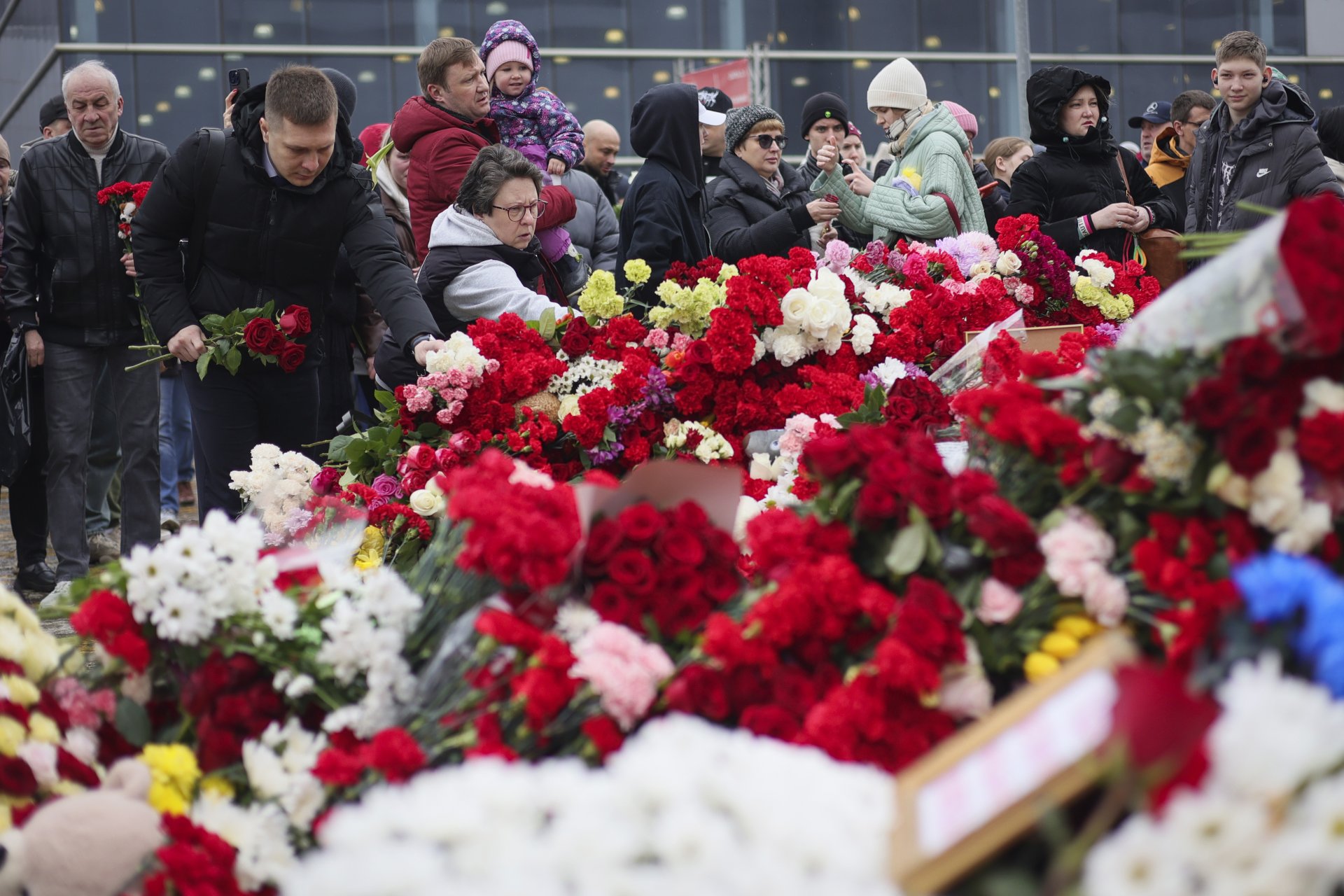 Членове на група "Пикник" поднесоха цветя в памет на загиналите и изразиха съболезнования към семействата на загиналите