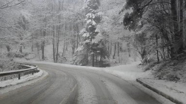 Сняг и минусови температури посрещнаха шофьорите на Шипка