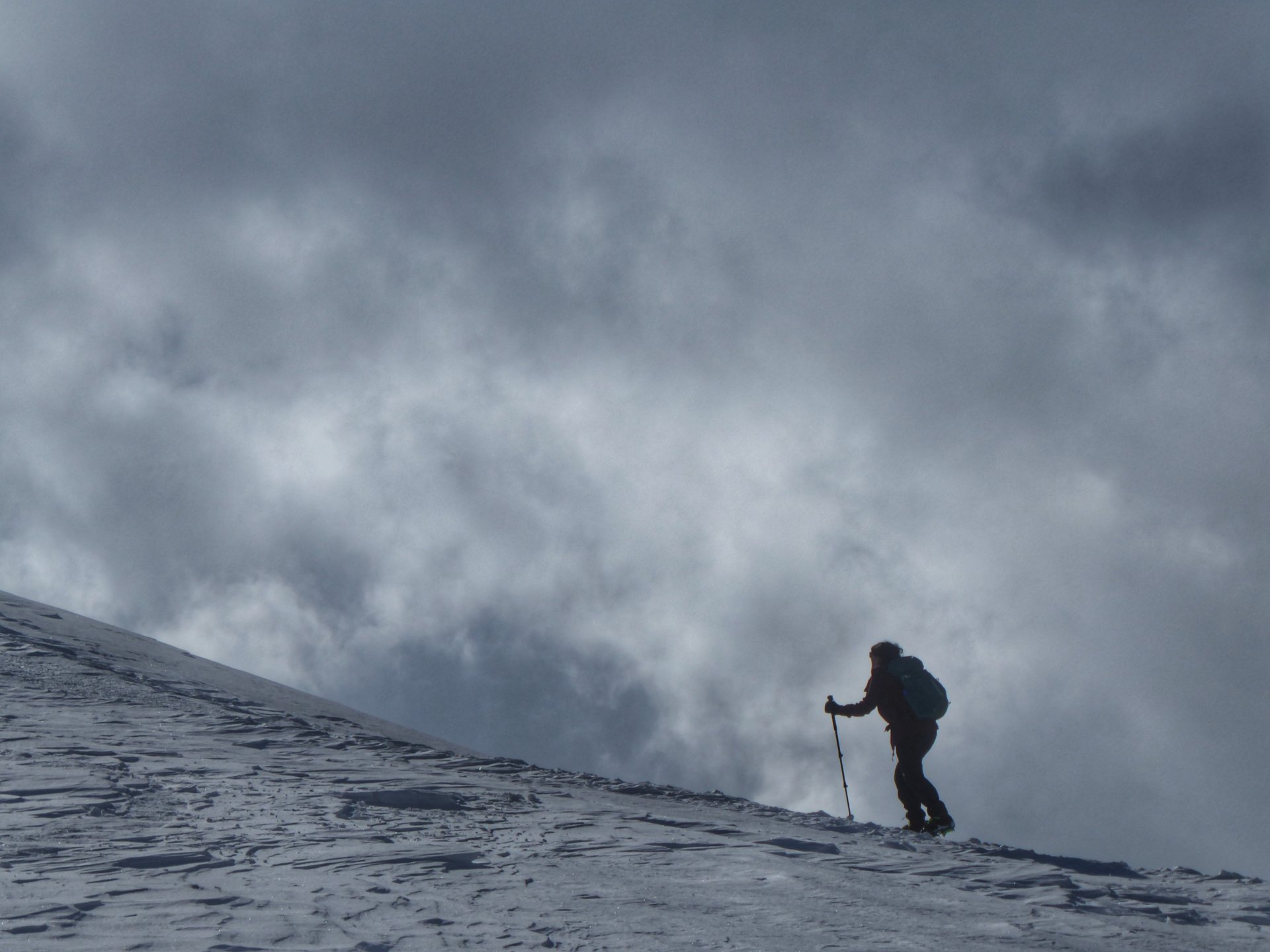 Туристите да не тръгват към връх Ботев и Черни връх заради мъгла и силен вятър