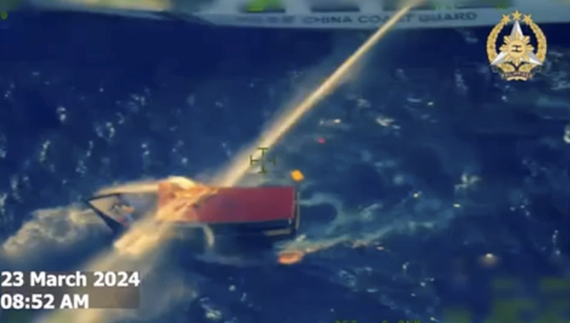 Китайски кораб използва водни струи срещу филипински снабдителен кораб