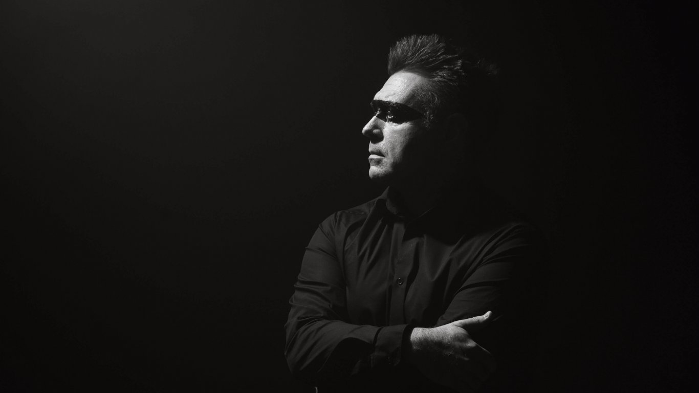 Боби Иванчев със самостоятелна песен "Изваяни"