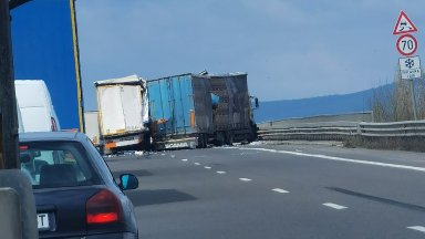 Шофьорът на единия от камионите е в тежко състояние и