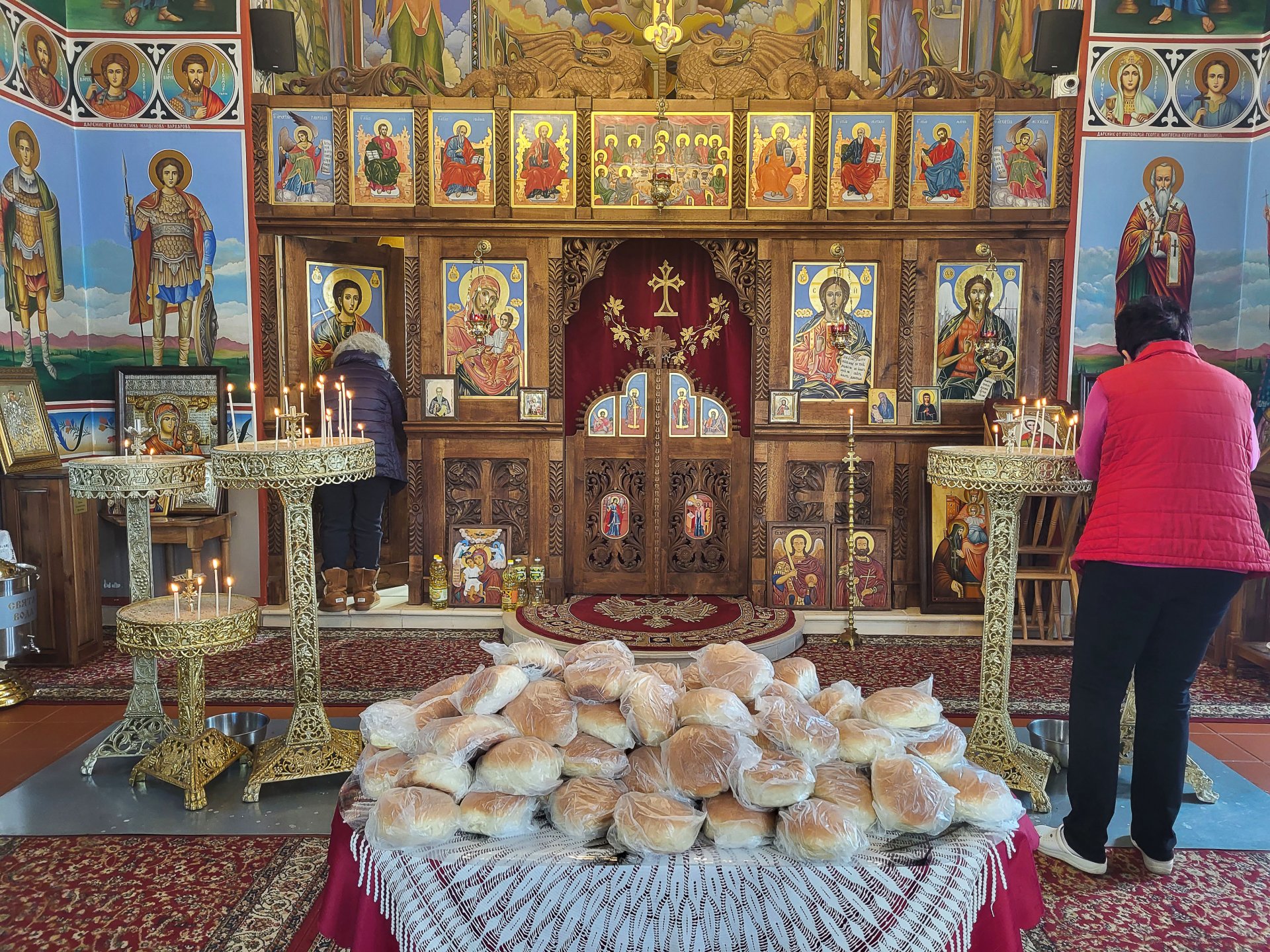 В храм "Свети Пантелеймон" в Самоков Сдружението на жени с онкологични заболявания "Сили имам да се боря" отбеляза Благовещение с раздаване на питки