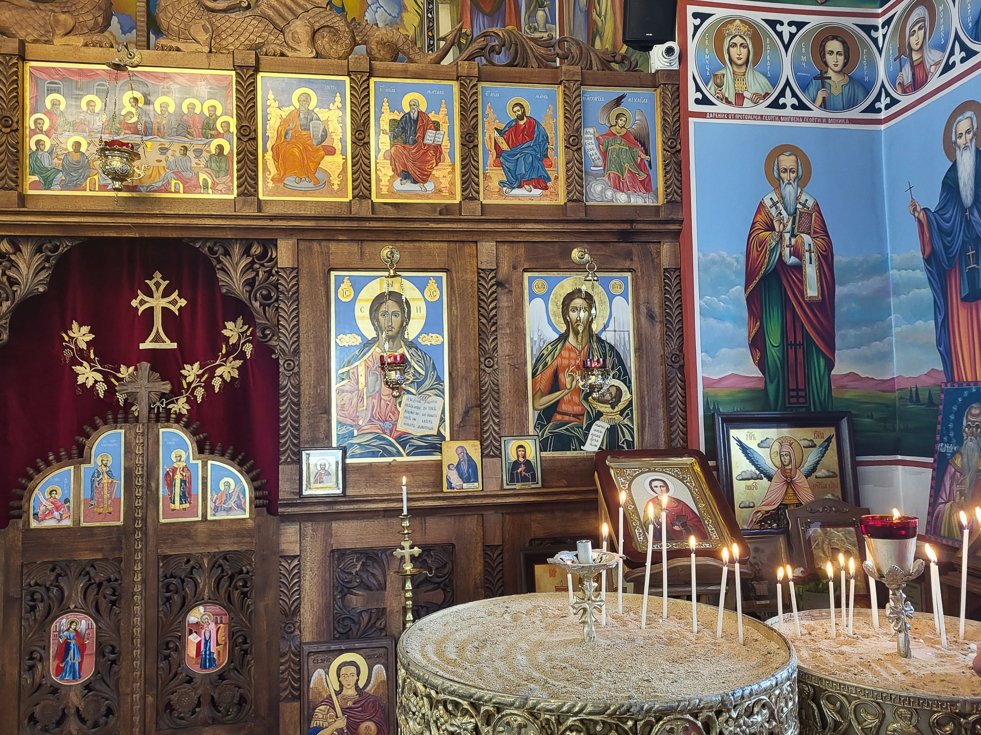 В храм "Свети Пантелеймон" в Самоков Сдружението на жени с онкологични заболявания "Сили имам да се боря" отбеляза Благовещение с раздаване на питки