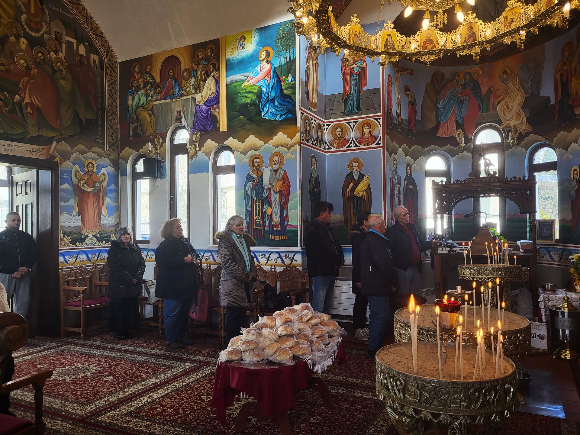 В храм "Свети Пантелеймон" в Самоков Сдружението на жени с онкологични заболявания "Сили имам да се боря" отбеляза Благовещение с раздаване на питки