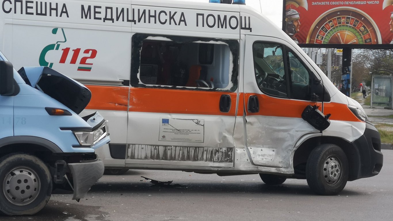 Лекар пострада при катастрофа с линейка в Пловдив