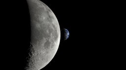 Луната се е обърнала отвътре навън, потвърждават учените