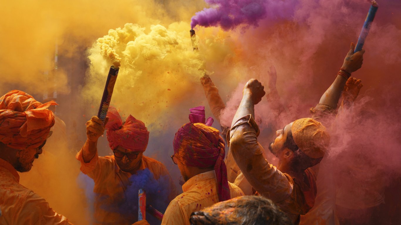 Холи - хиндуисткият фестивал на цветовете посрещна пролетта