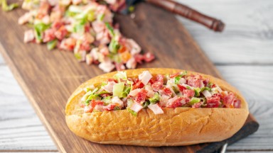 Италианският сандвич с накълцана плънка, който събра 11 милиона гледания