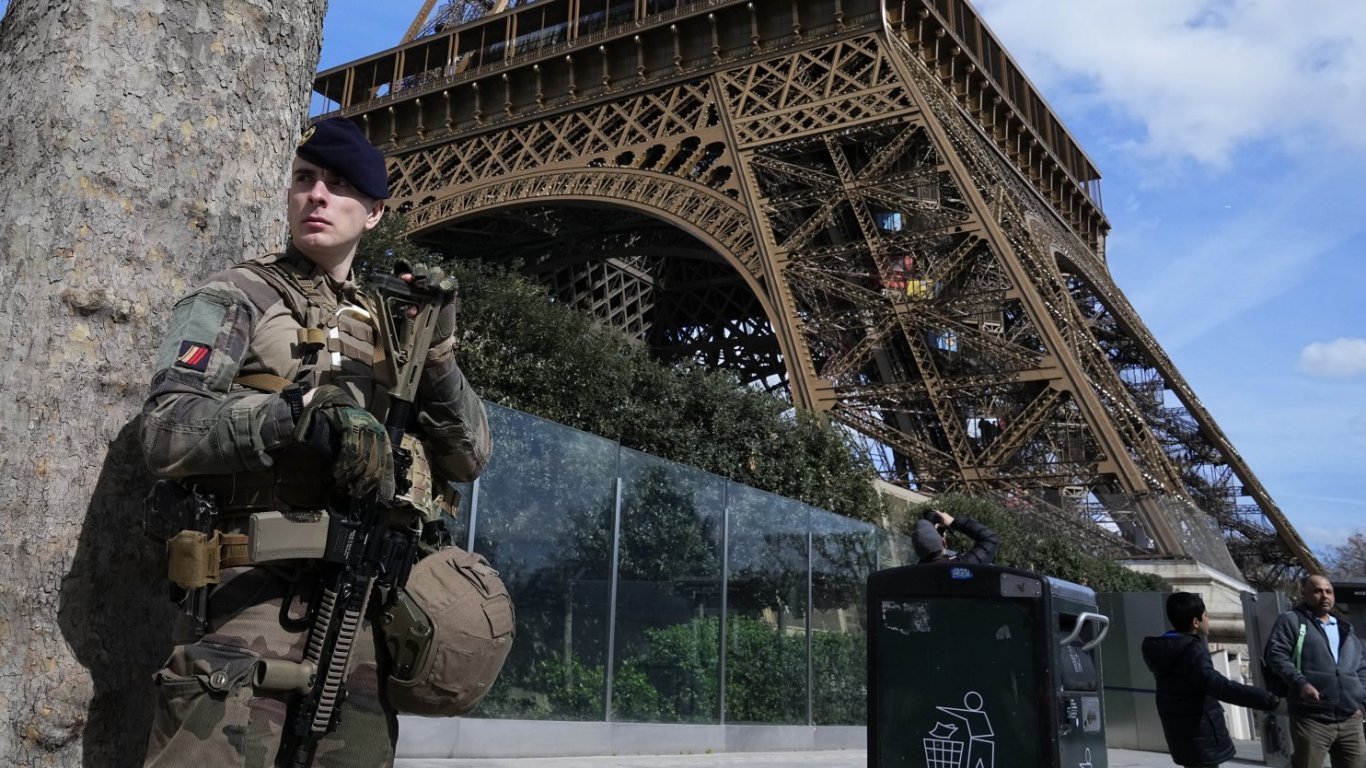 Франция мобилизира още 4000 войници за борба срещу тероризма