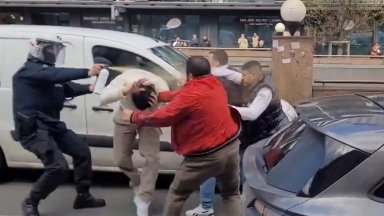 Демонстрацията е била разрешена и свикана от представители на кюрдската