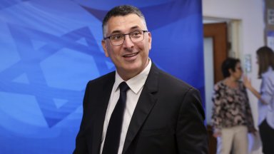 Гидеон Саар се присъедини към правителството на единството заедно с