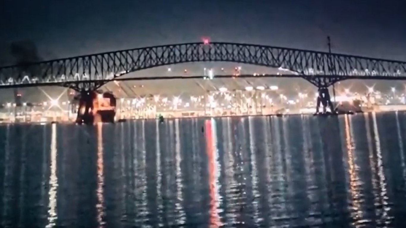 Мост в Балтимор се срути след удар от товарен кораб (видео)