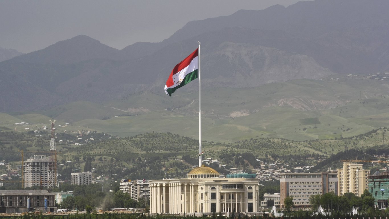 Руски следователи разпитват в Таджикистан близките на стрелците от "Крокус сити хол"