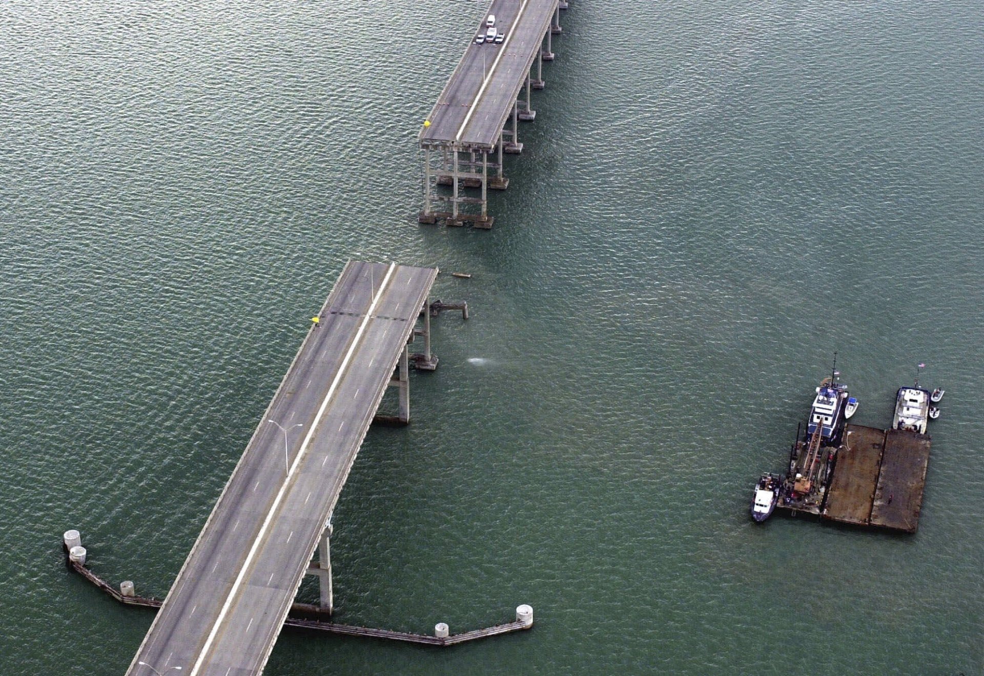 Влекач и баржа се удрят в моста "Кралица Изабела" в Порт Изабел, Тексас, в резултат на което средната част на моста се срутва от височина 25 метра в залива под нея.