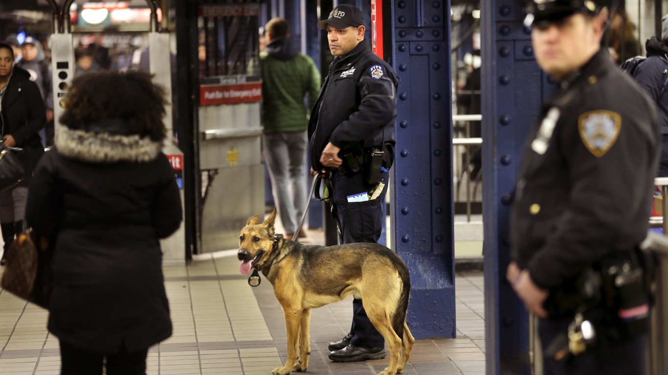 Ню Йорк въвежда AI-скенери за оръжия в метрото