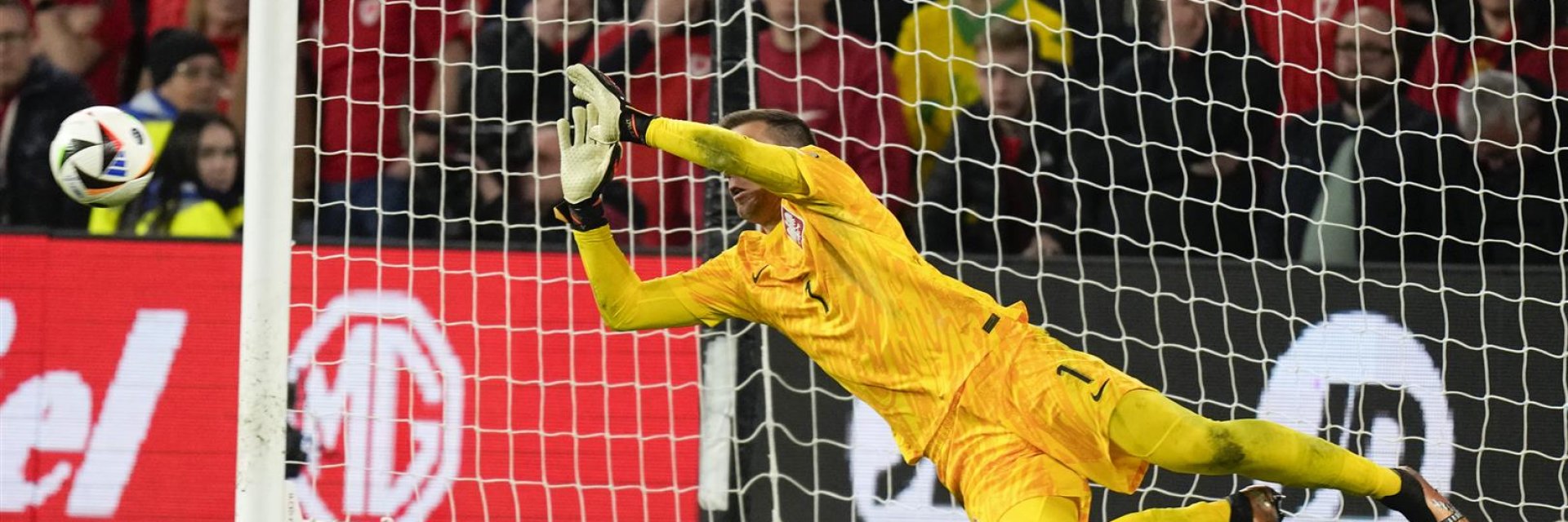 Полша полетя към Европейското без точен удар за 120 минути, но с късмет при дузпите