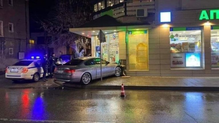 Млад шофьор с БМВ се вряза в пловдивска аптека 